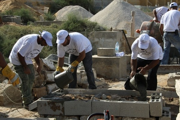  بالفيديو: أبناء "الجديدة المكر" يباشرون بترميم القبور في مقبرة الكازاخانة ضمن معسكر التواصل